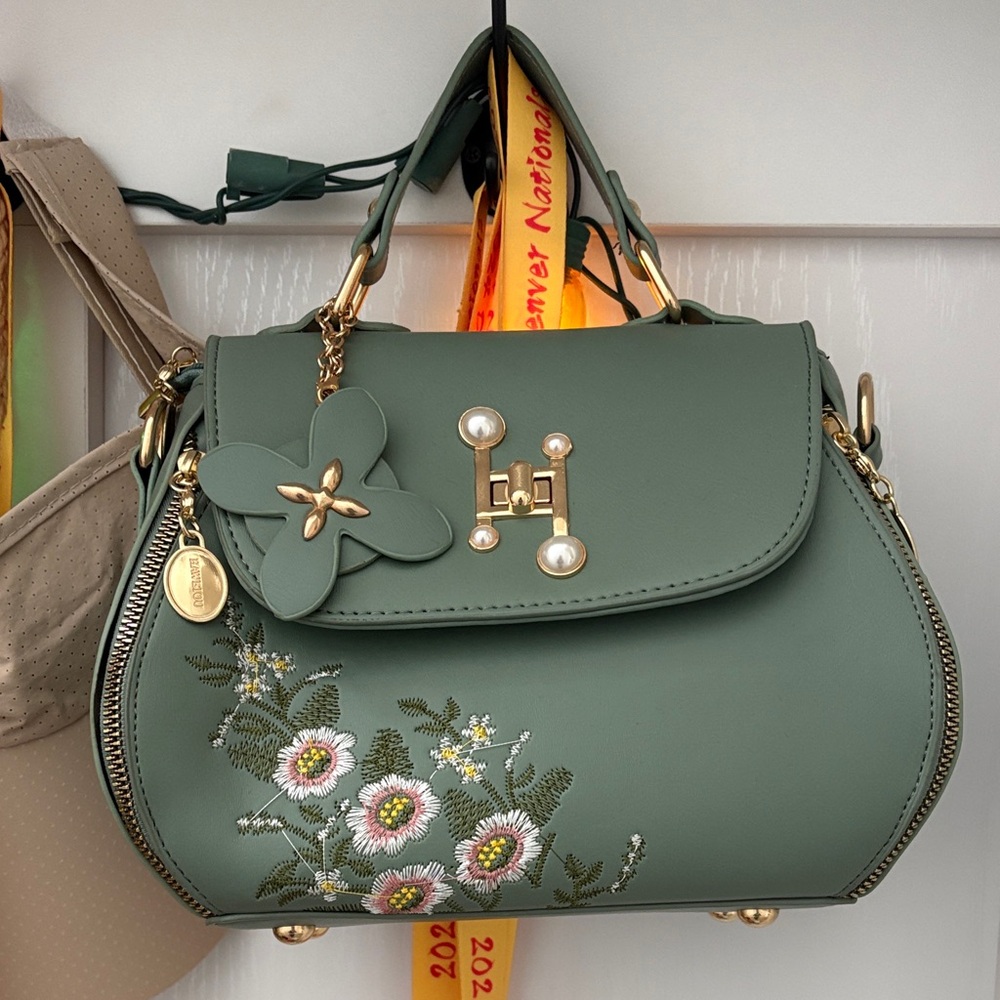 Elegant Green Handbag with Floral Embroidery